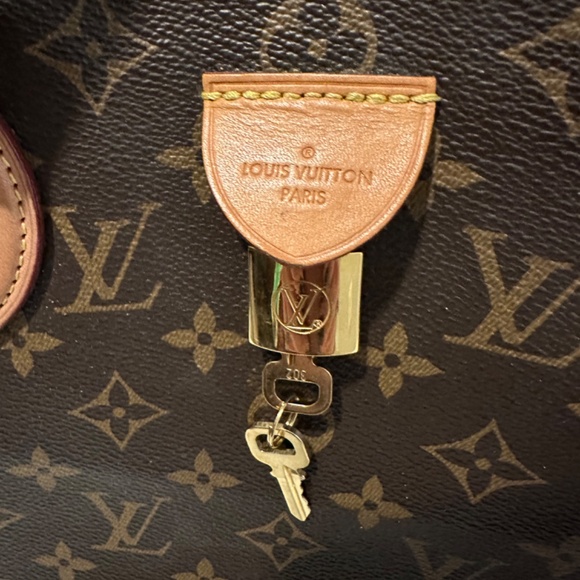 Louis Vuitton Rivoli MM - Picture 3 of 8